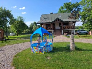dzieci w basenie