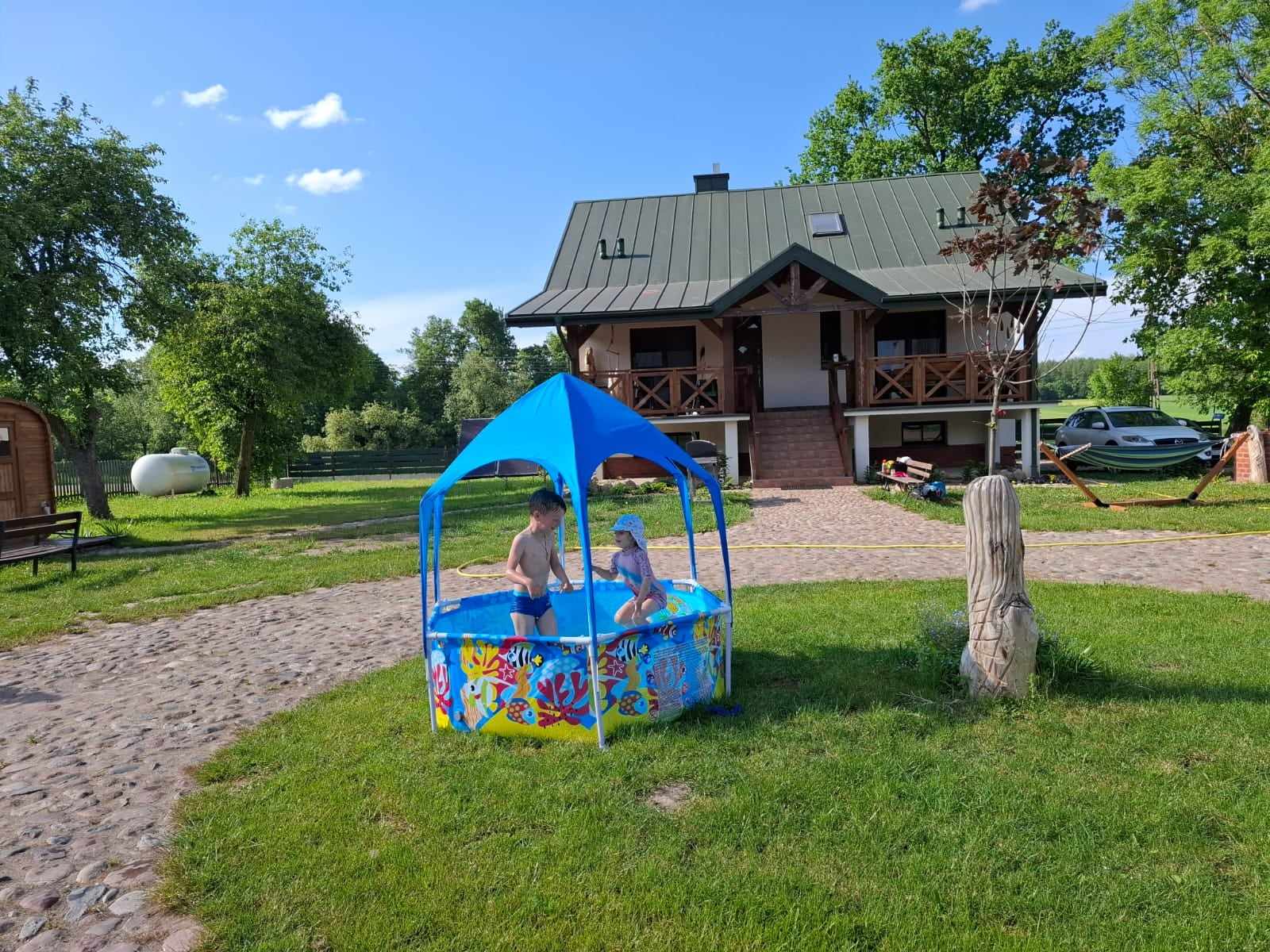 dzieci w basenie