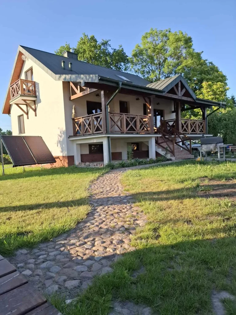 dom a obok panele solarne