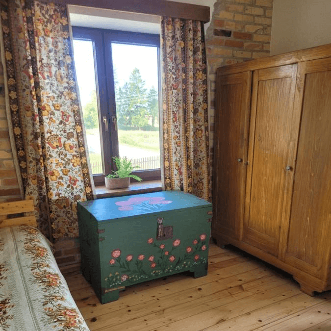 stara skrzynia w pokoju